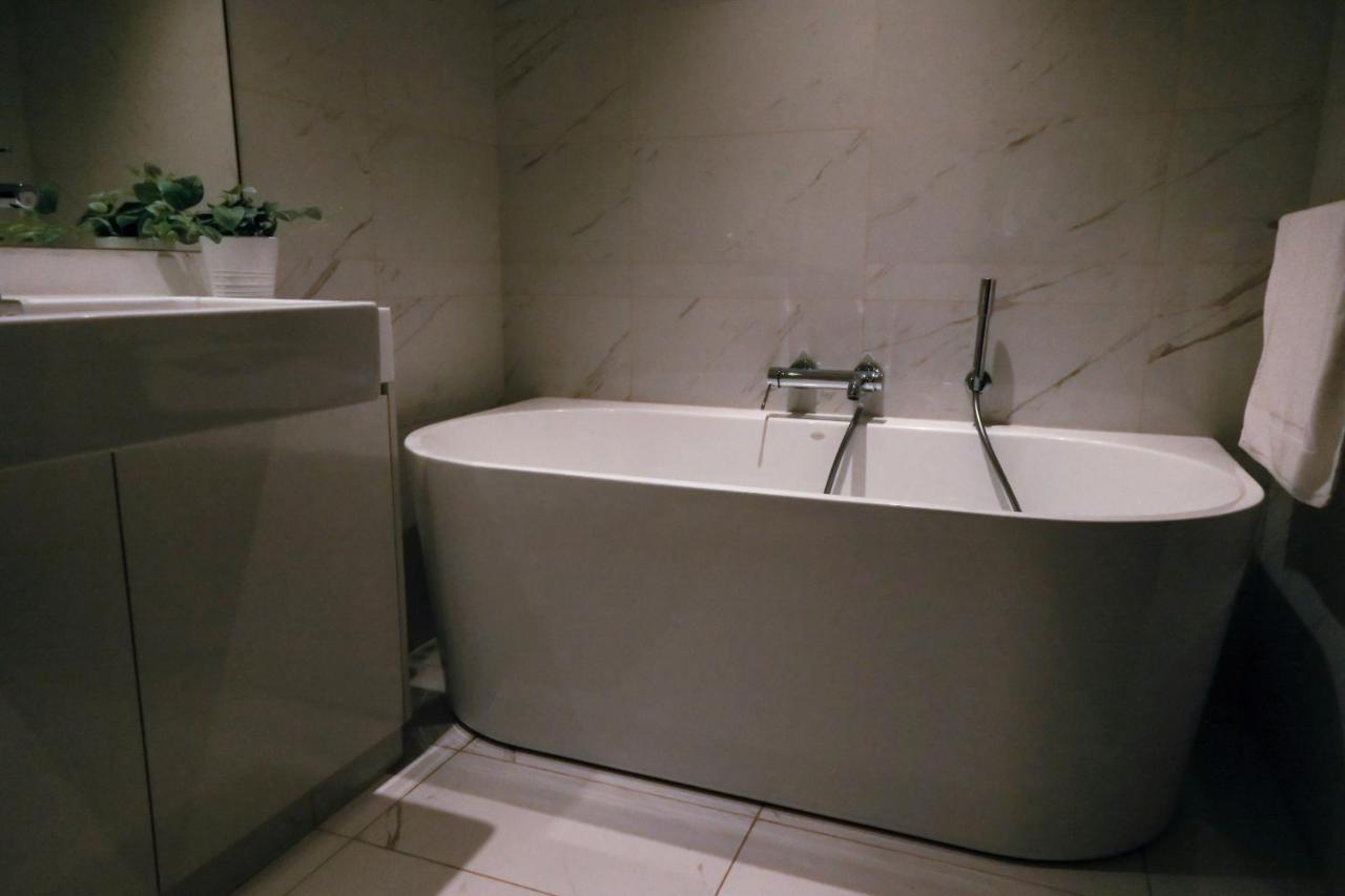 Brand New Water Front Luxury Cinnamon Suites Apartment In Heart Of Colombo City Esterno foto